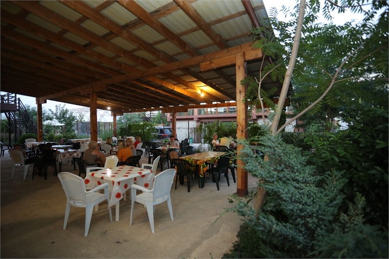 Открытая столовая вечером Пансионаты с питанием в Поповке