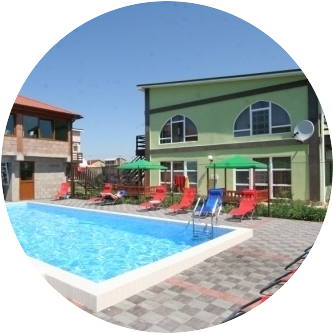 Бассейн на территории гостиницы Поповки «Миа Стелла» Отели Евпатории с бассейном